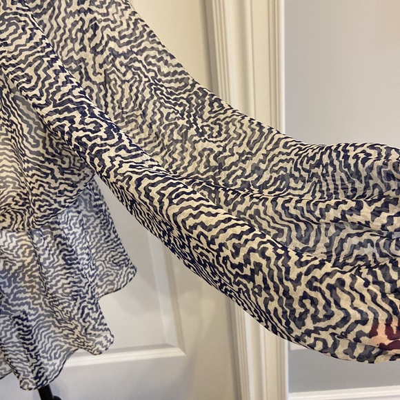 Elizabeth and James Silk Tunic Blouse. Size M/L. - Picture 4 of 7